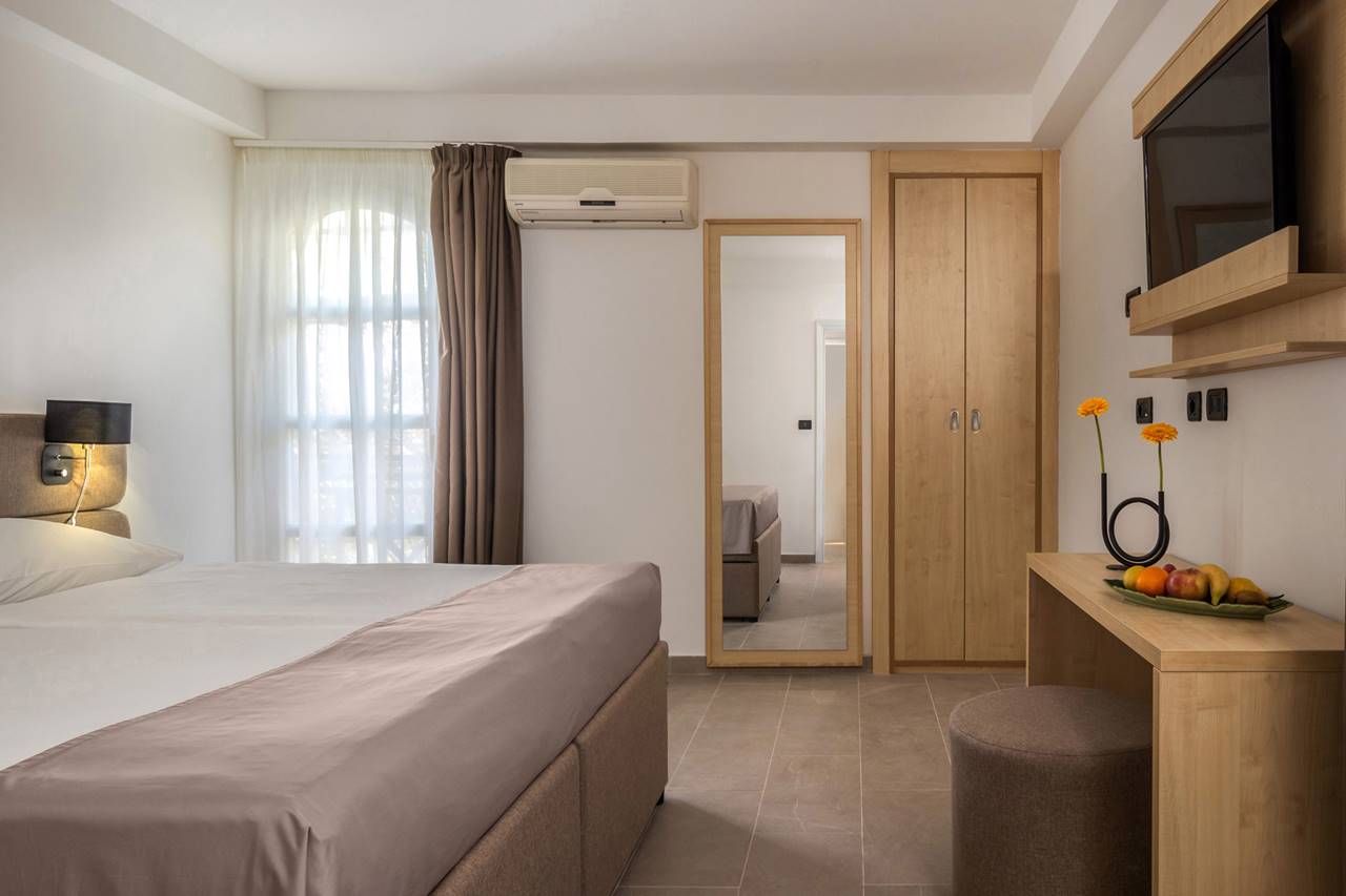 hotel delfin double twin room with 2 extra beds  1  web 2529