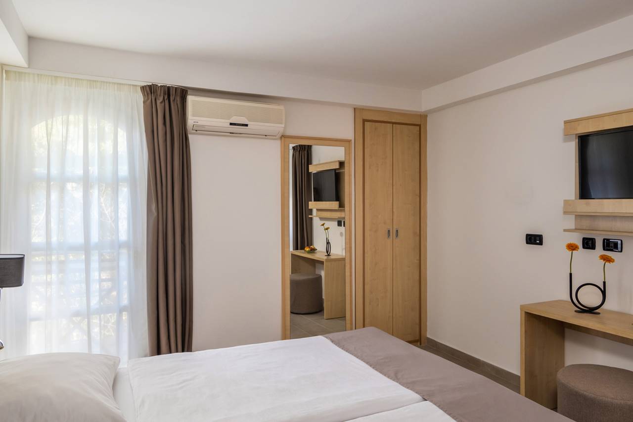 hotel delfin double twin room with 2 extra beds  4  web 2533