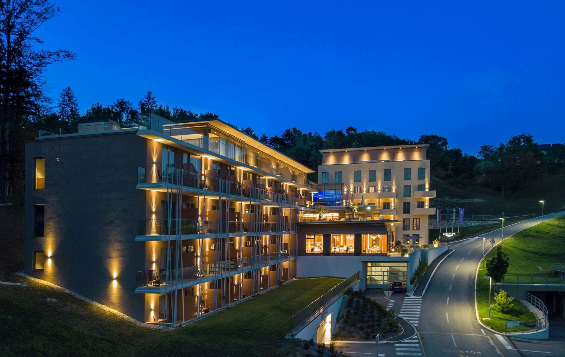 hotel atlantida nocna panorama