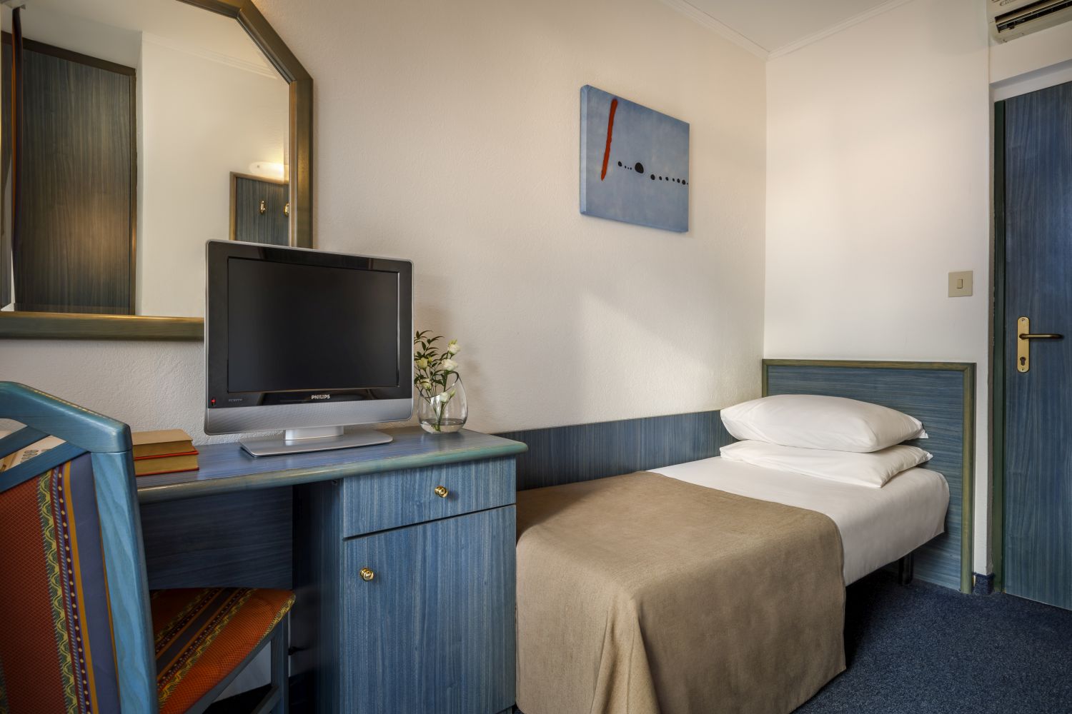 02 aminess laguna hotel rooms standard single room with seaside balcony s1bm standard single room with seaside balcony s1bm 2